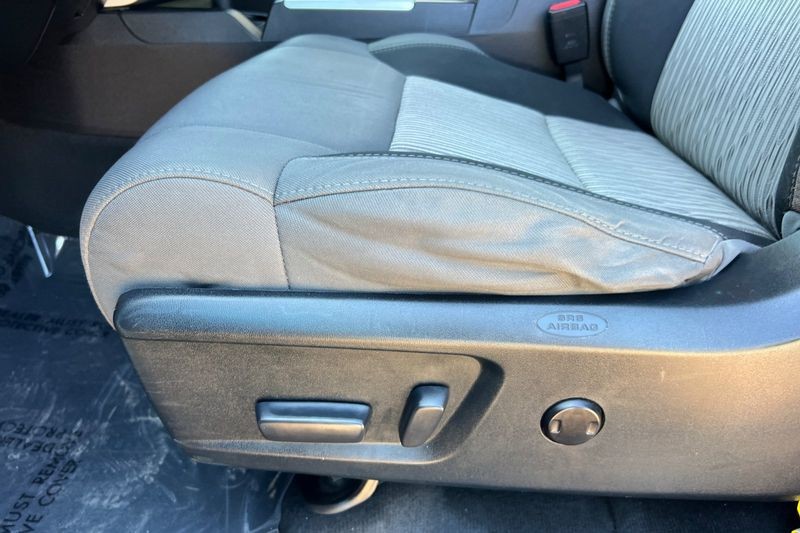 Toyota Tundra Vehicle Full-screen Gallery Image 12