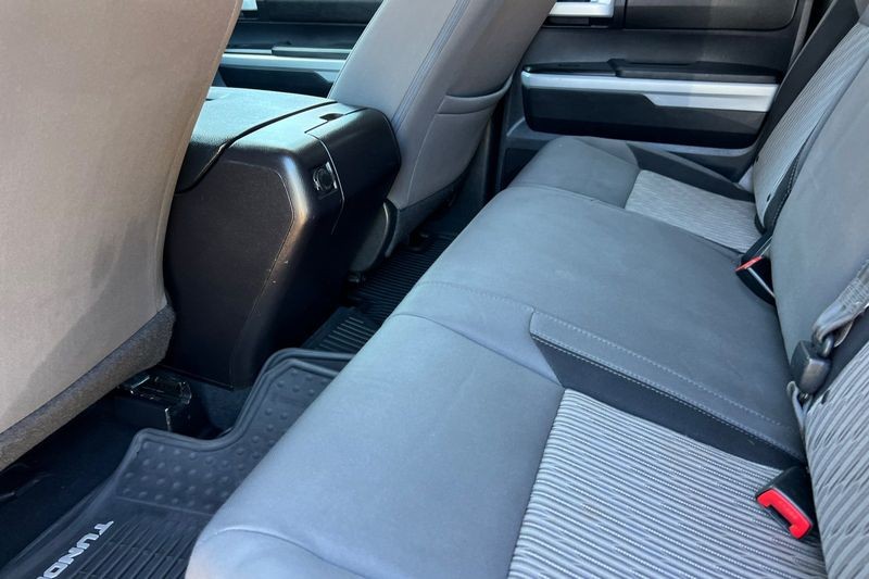 Toyota Tundra Vehicle Full-screen Gallery Image 13
