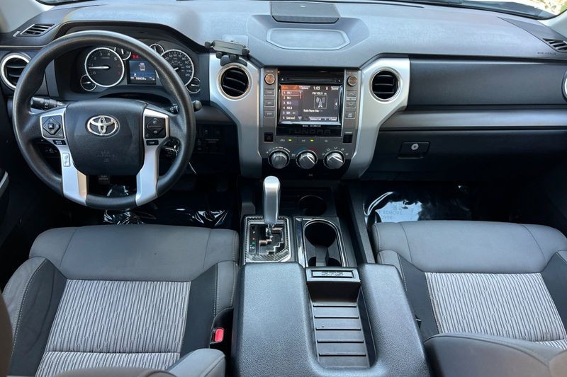 Toyota Tundra Vehicle Full-screen Gallery Image 14