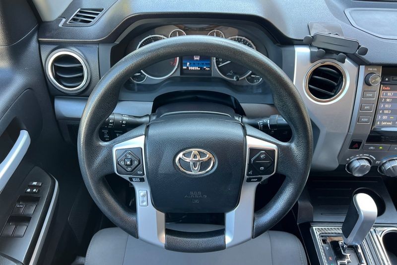 Toyota Tundra Vehicle Full-screen Gallery Image 15