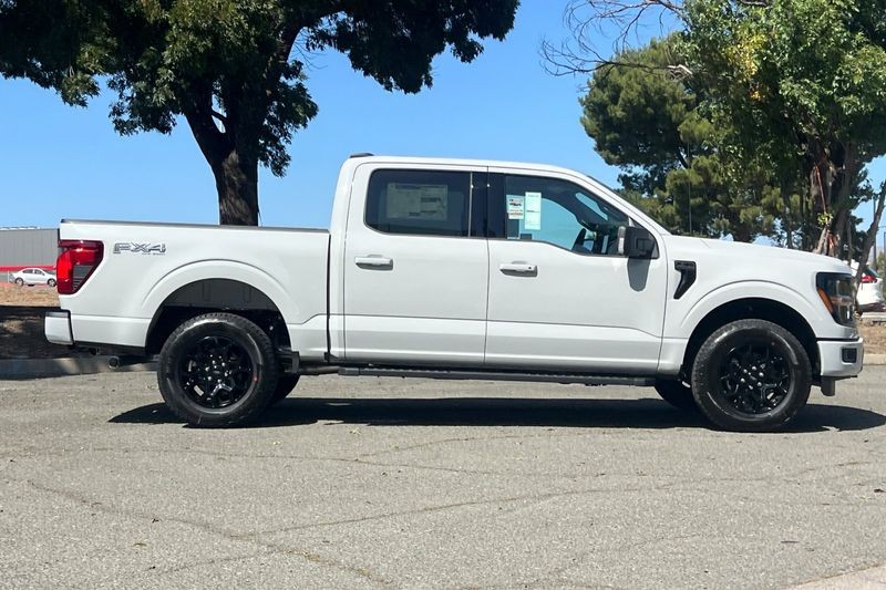 Ford F-150 Vehicle Full-screen Gallery Image 02