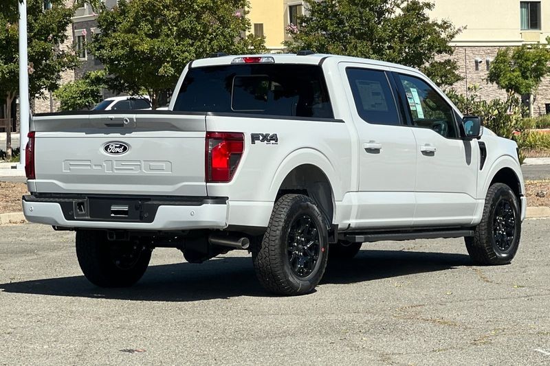 Ford F-150 Vehicle Full-screen Gallery Image 03