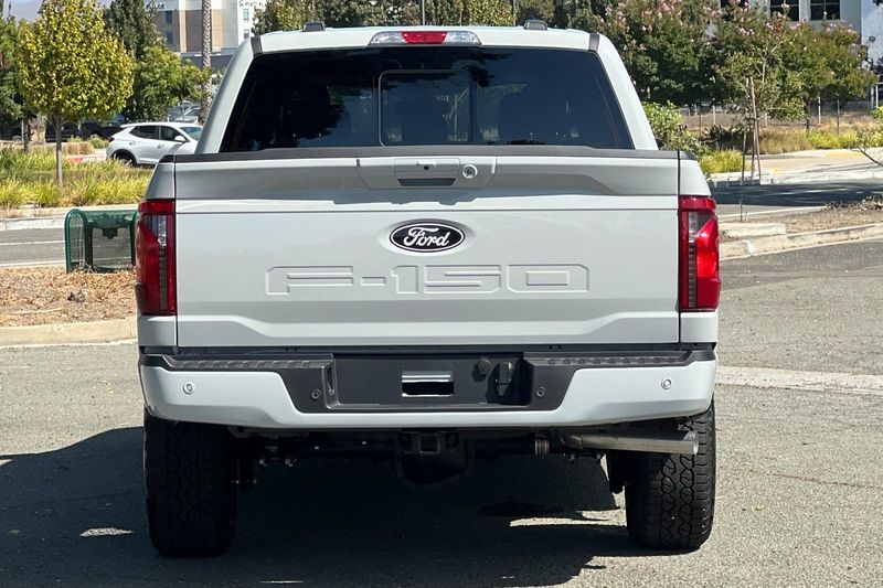 Ford F-150 Vehicle Full-screen Gallery Image 04