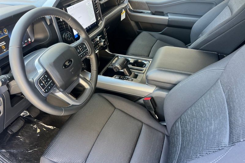 Ford F-150 Vehicle Full-screen Gallery Image 09