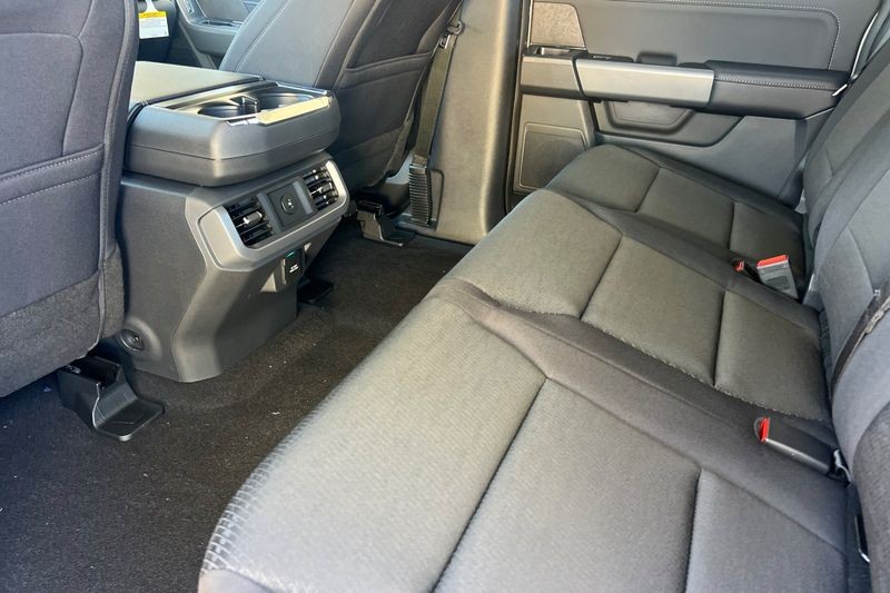 Ford F-150 Vehicle Full-screen Gallery Image 12