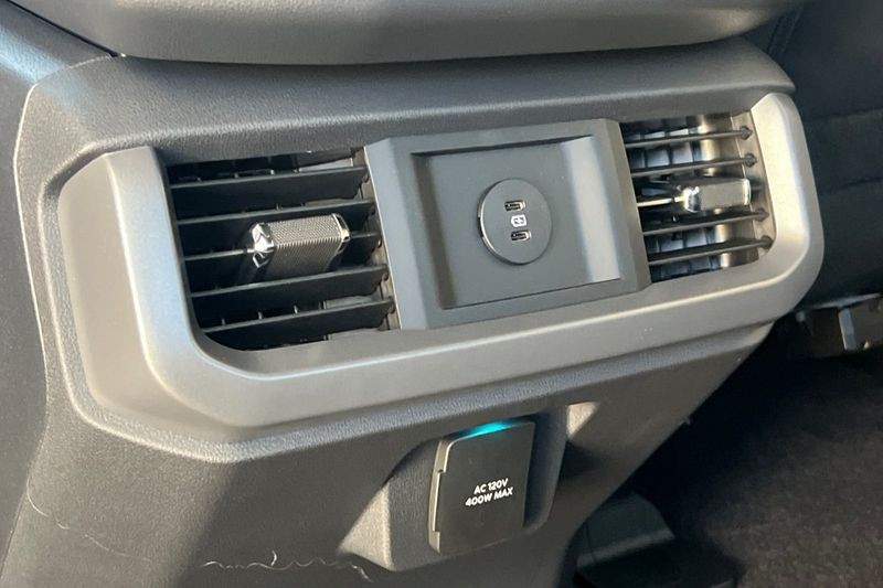 Ford F-150 Vehicle Full-screen Gallery Image 13