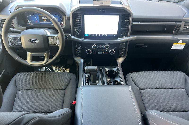 Ford F-150 Vehicle Full-screen Gallery Image 14