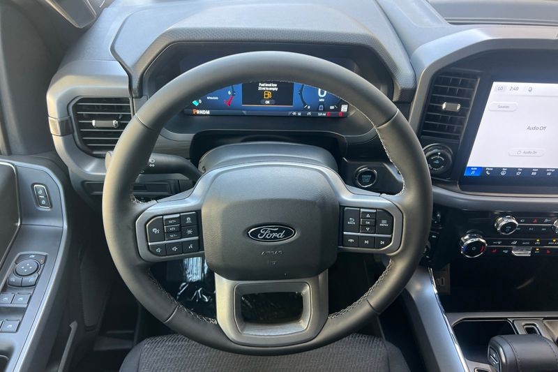 Ford F-150 Vehicle Full-screen Gallery Image 15