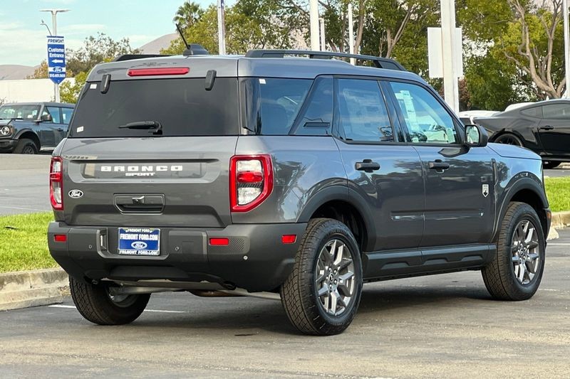Ford Bronco Sport Vehicle Full-screen Gallery Image 03