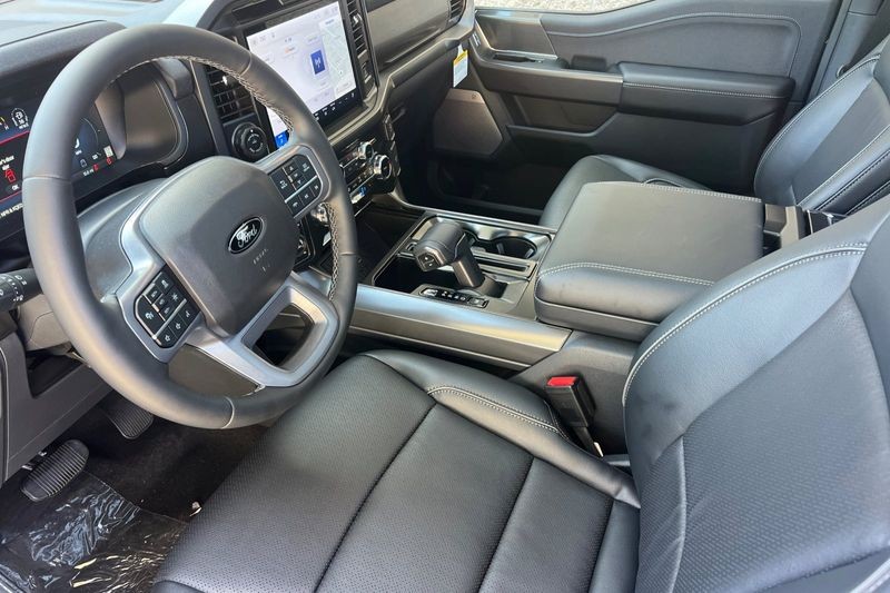 Ford F-150 Vehicle Full-screen Gallery Image 09