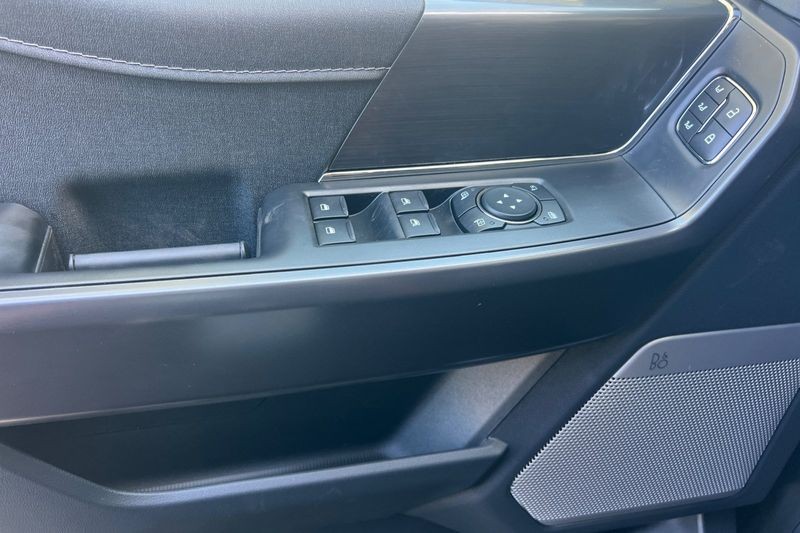 Ford F-150 Vehicle Full-screen Gallery Image 10