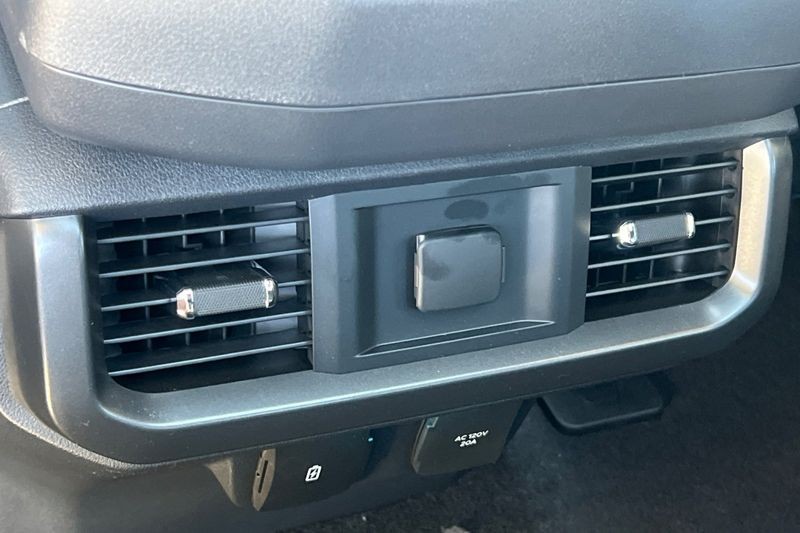 Ford F-150 Vehicle Full-screen Gallery Image 13