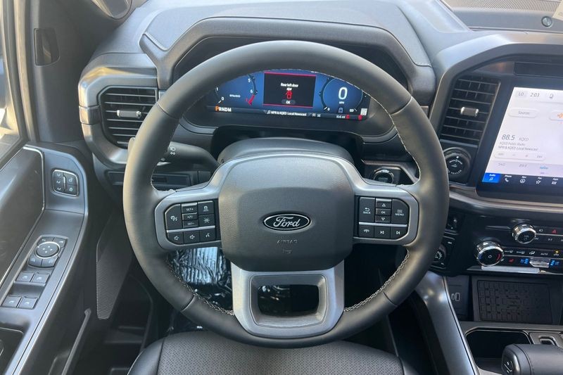 Ford F-150 Vehicle Full-screen Gallery Image 15