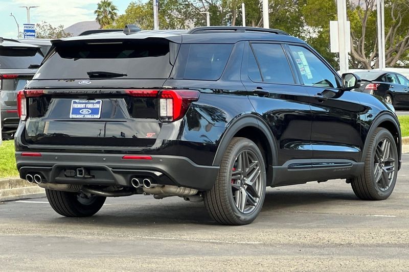 Ford Explorer Vehicle Full-screen Gallery Image 03