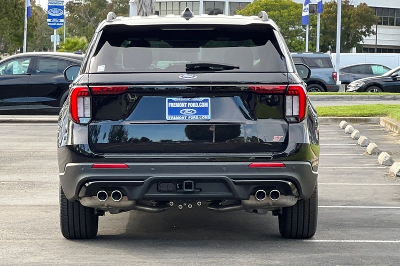 Ford Explorer Vehicle Full-screen Gallery Image 04