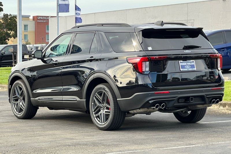Ford Explorer Vehicle Full-screen Gallery Image 05