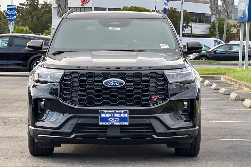 Ford Explorer Vehicle Full-screen Gallery Image 08