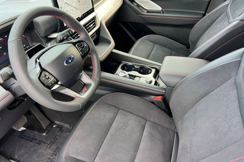 Ford Explorer Vehicle Full-screen Gallery Image 09