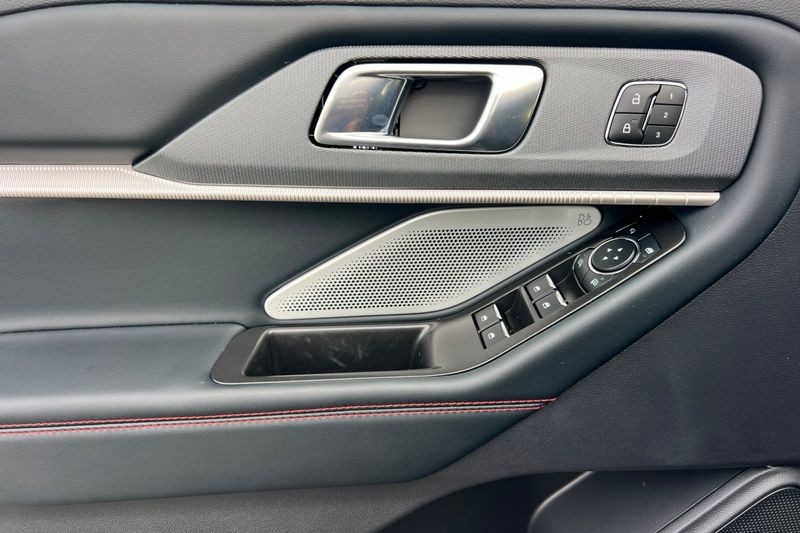 Ford Explorer Vehicle Full-screen Gallery Image 10