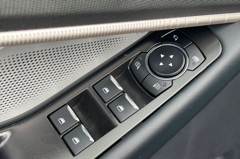 Ford Explorer Vehicle Full-screen Gallery Image 11