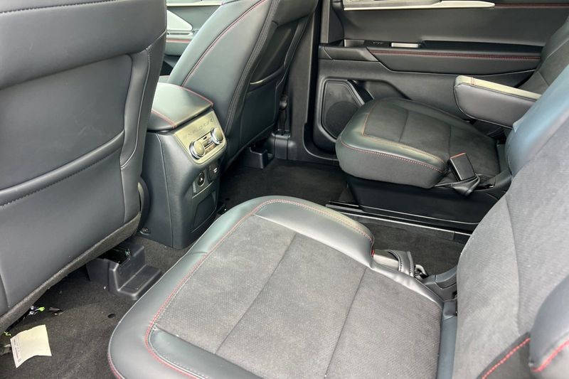 Ford Explorer Vehicle Full-screen Gallery Image 12