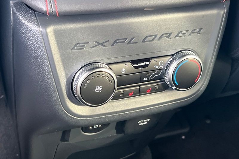 Ford Explorer Vehicle Full-screen Gallery Image 13