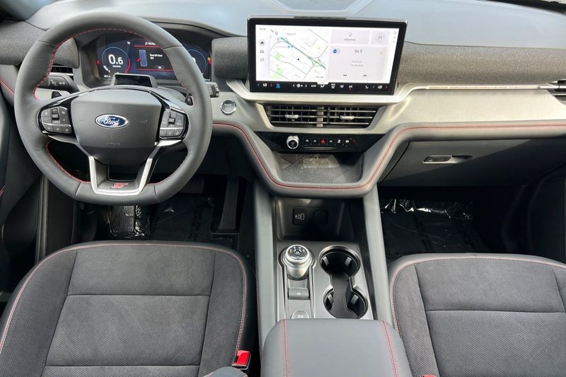 Ford Explorer Vehicle Full-screen Gallery Image 14