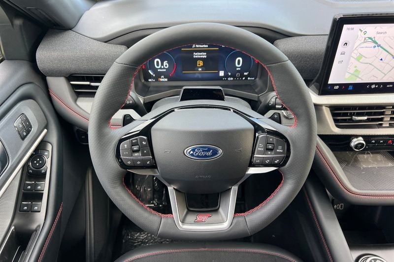 Ford Explorer Vehicle Full-screen Gallery Image 15