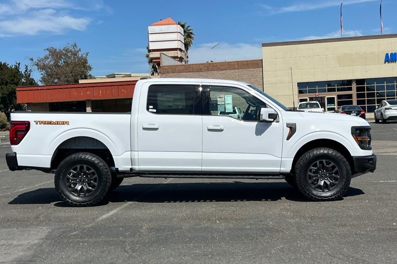 Ford F-150 Vehicle Full-screen Gallery Image 02