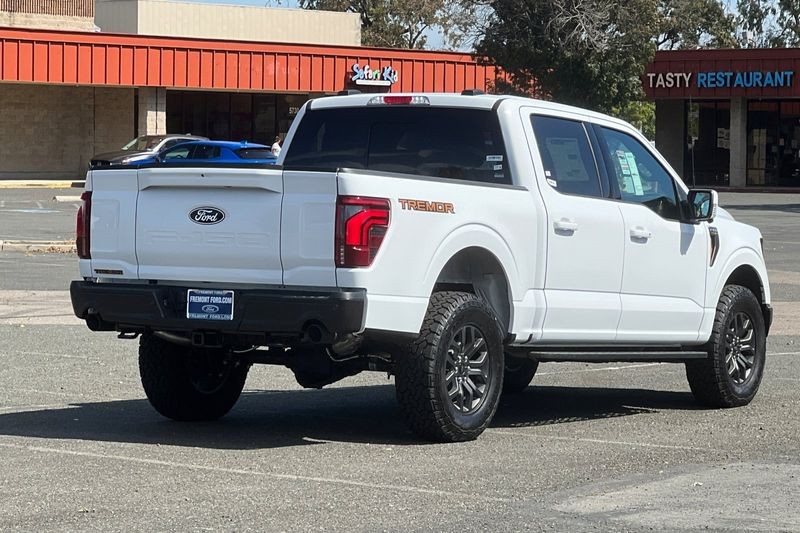 Ford F-150 Vehicle Full-screen Gallery Image 03