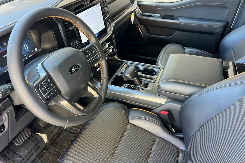 Ford F-150 Vehicle Full-screen Gallery Image 09