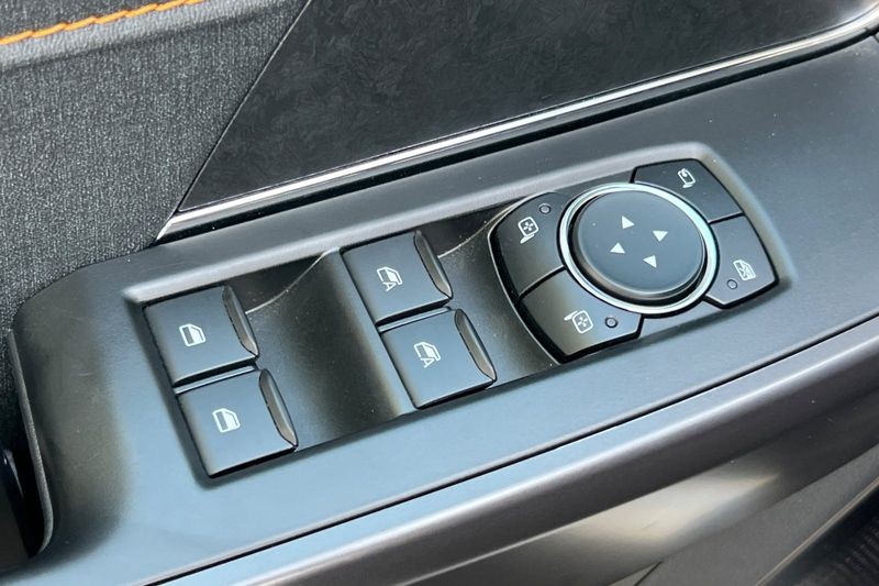 Ford F-150 Vehicle Full-screen Gallery Image 11