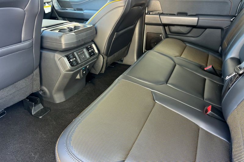 Ford F-150 Vehicle Full-screen Gallery Image 12