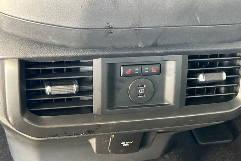 Ford F-150 Vehicle Full-screen Gallery Image 13