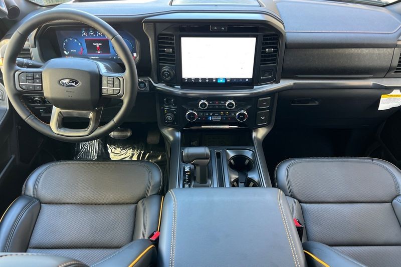 Ford F-150 Vehicle Full-screen Gallery Image 14