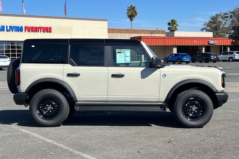 Ford Bronco Vehicle Full-screen Gallery Image 02