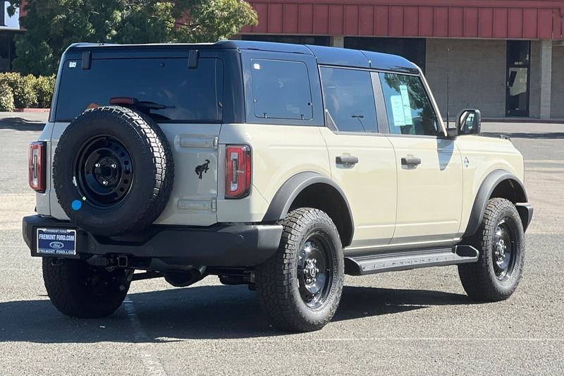 Ford Bronco Vehicle Full-screen Gallery Image 03