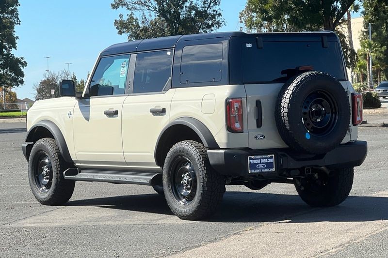 Ford Bronco Vehicle Full-screen Gallery Image 05