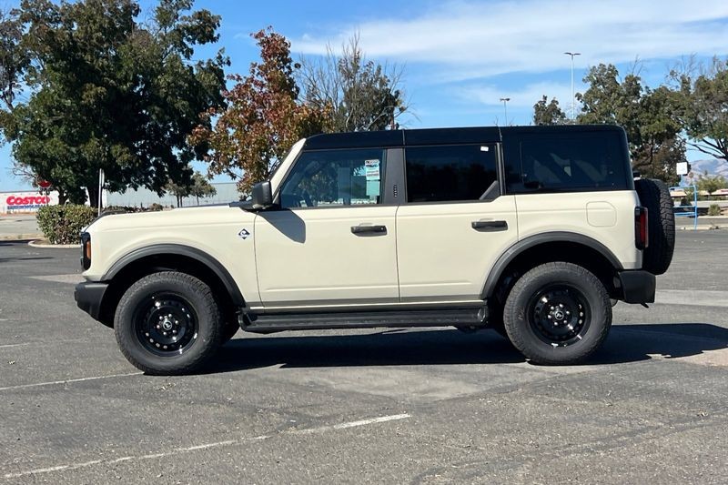 Ford Bronco Vehicle Full-screen Gallery Image 06