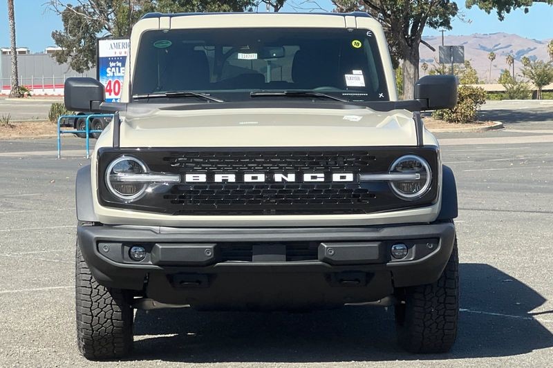 Ford Bronco Vehicle Full-screen Gallery Image 08