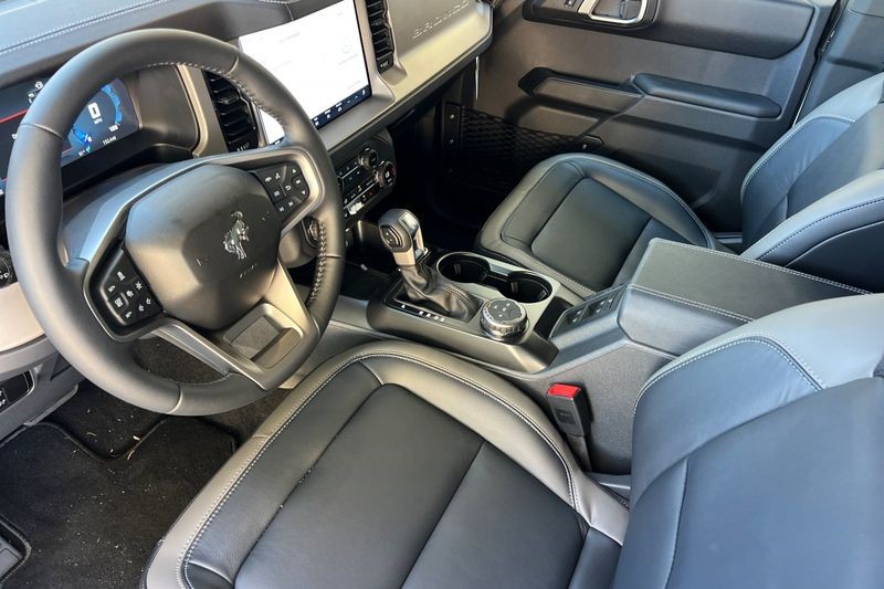 Ford Bronco Vehicle Full-screen Gallery Image 09