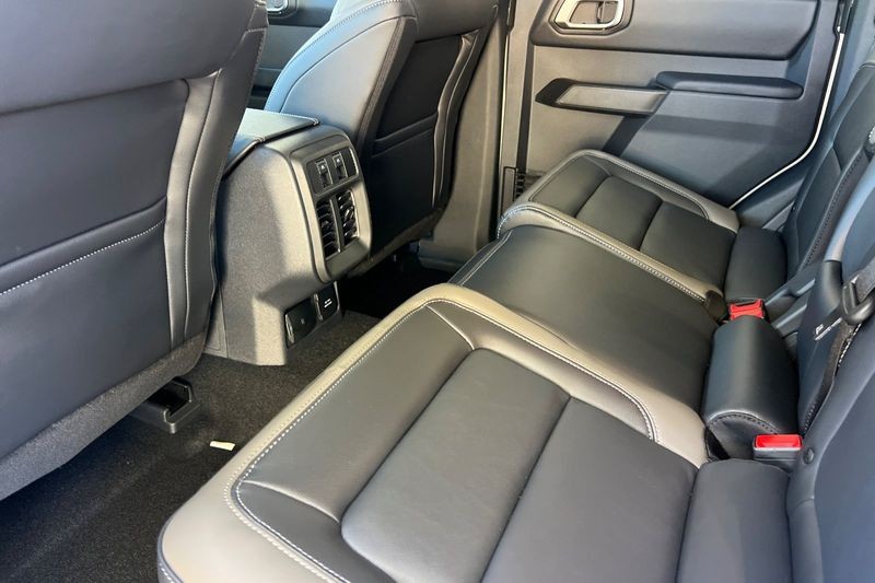 Ford Bronco Vehicle Full-screen Gallery Image 12