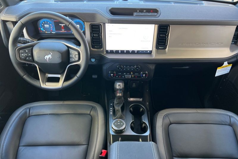 Ford Bronco Vehicle Full-screen Gallery Image 14