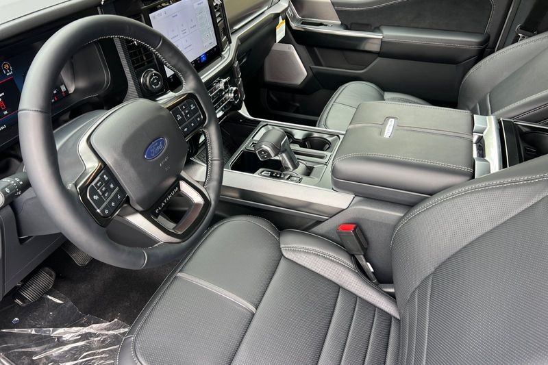 Ford F-150 Vehicle Full-screen Gallery Image 09