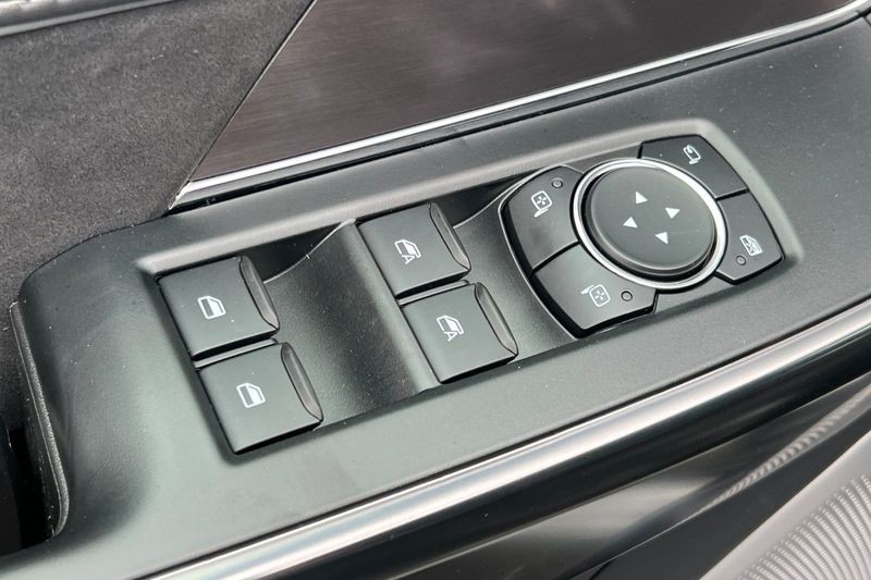 Ford F-150 Vehicle Full-screen Gallery Image 11