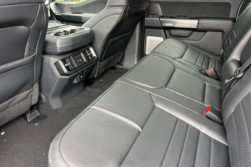 Ford F-150 Vehicle Full-screen Gallery Image 12