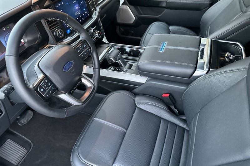 Ford F-150 Vehicle Full-screen Gallery Image 09