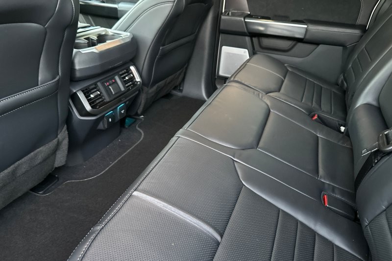 Ford F-150 Vehicle Full-screen Gallery Image 12