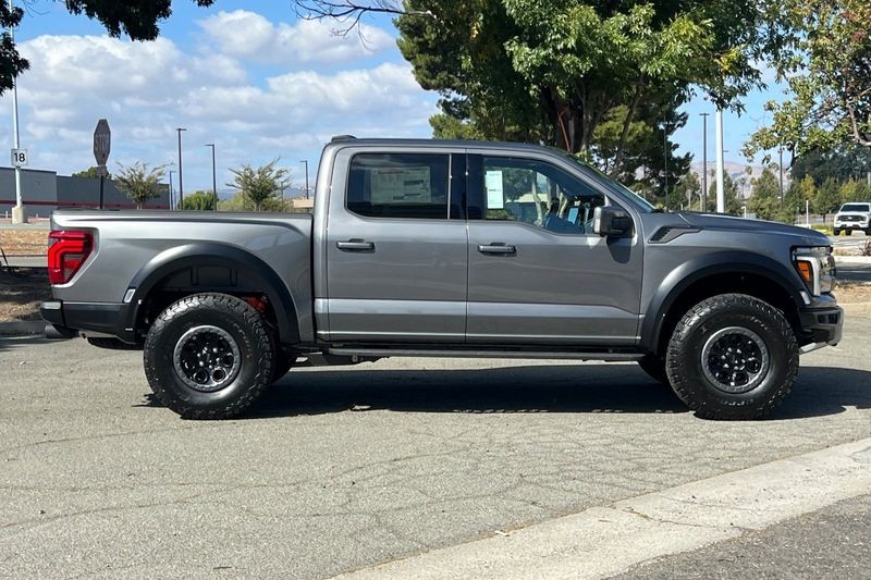 Ford F-150 Vehicle Full-screen Gallery Image 02