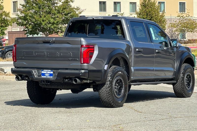 Ford F-150 Vehicle Full-screen Gallery Image 03